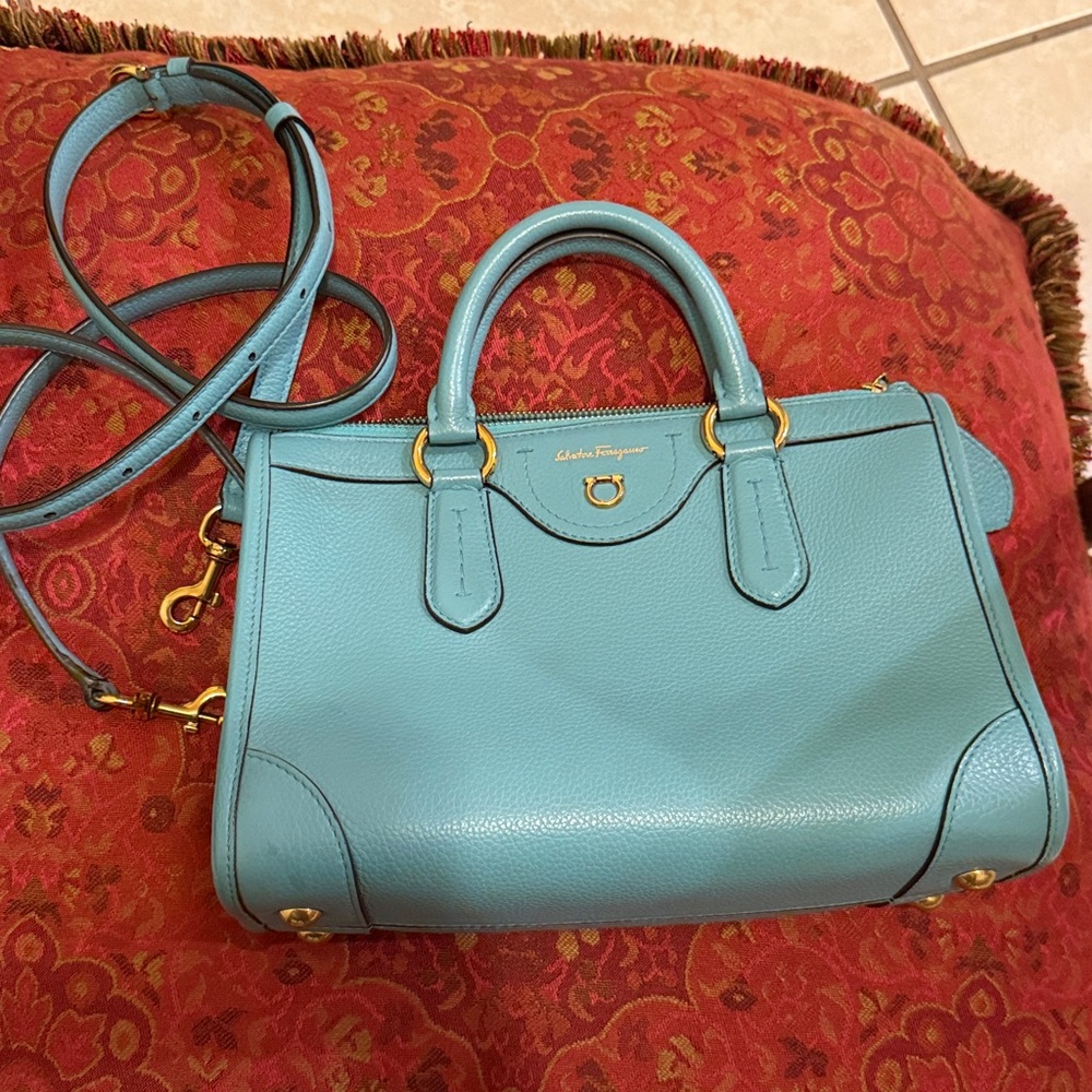 Salvatore Ferragamo Teal Leather Satchel
Gorgeous bag!!! 😍😍😍😍😍😍